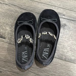 Kids ballet slippers with flower detail